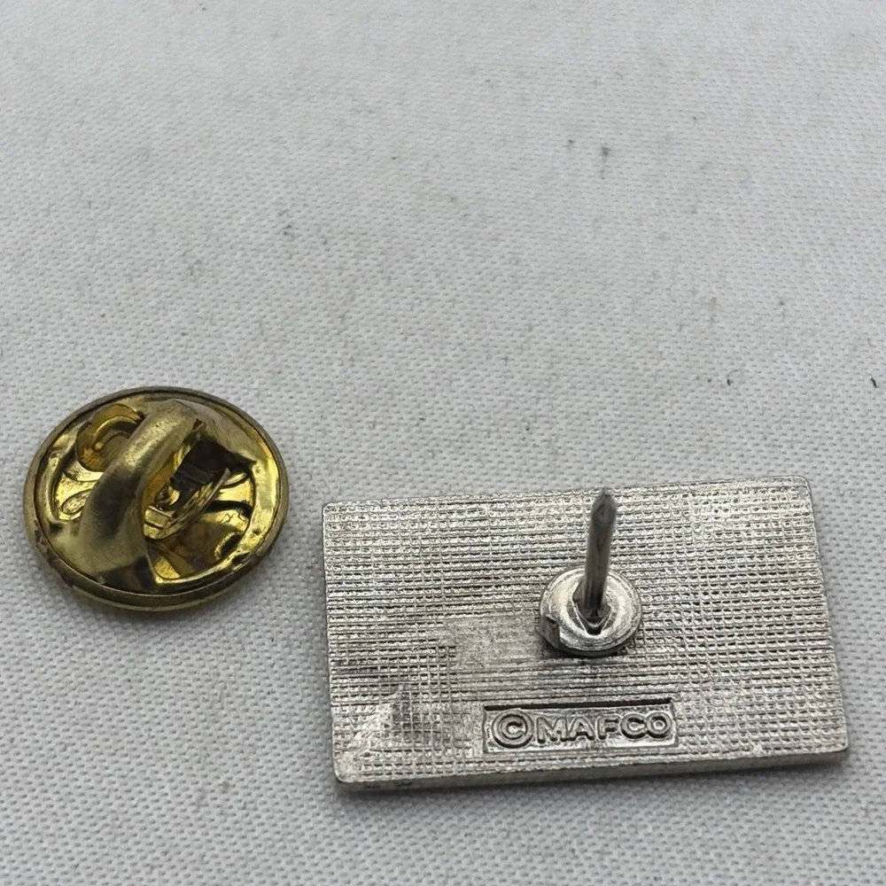 Vintage Ski Ski Ski Skiing Winter Sport Lapel Hat Pin
